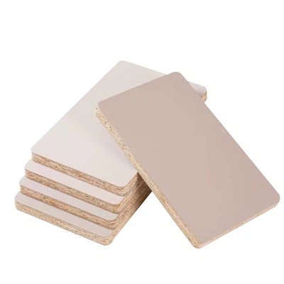 Blizgus baltas PET fanera MDF